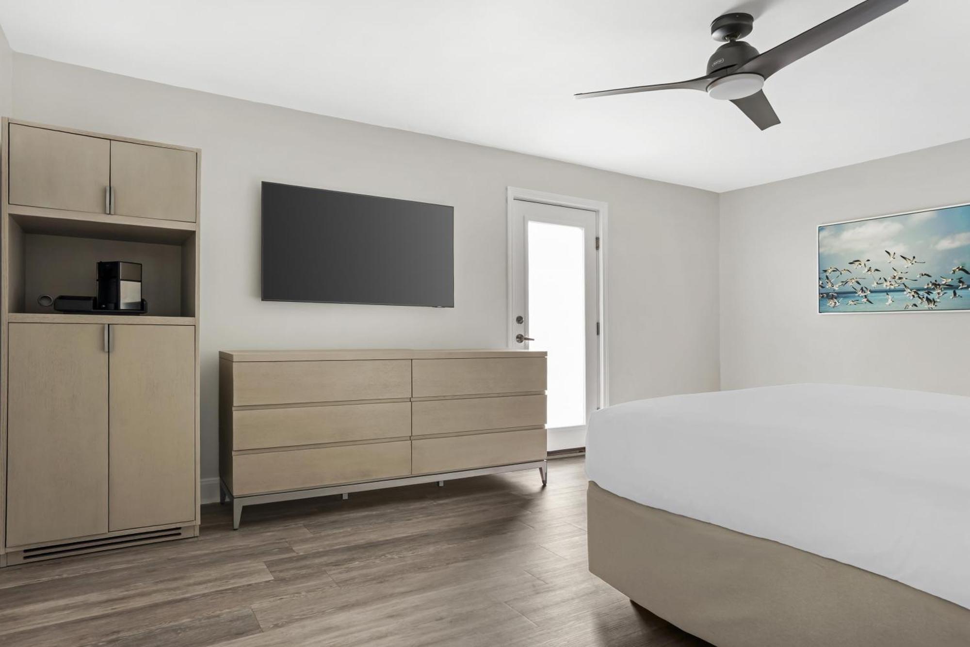 Studio Queen Bed Golf View